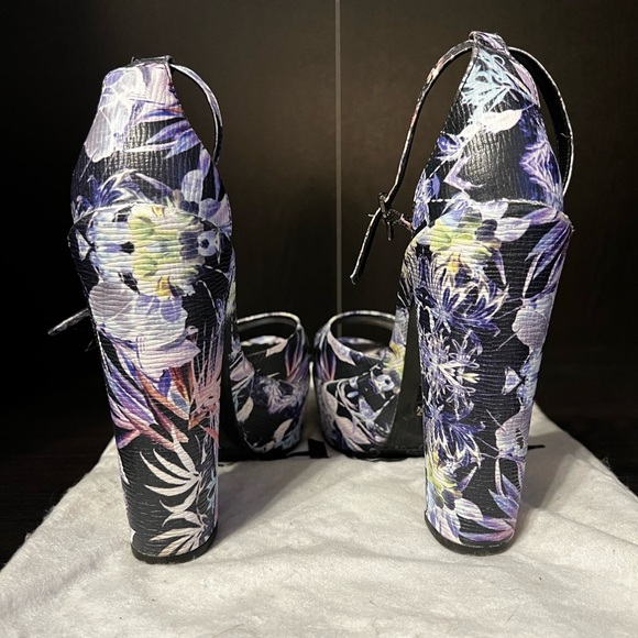 Schutz tropical floral platform sandal - Picture 7 of 10